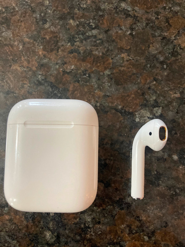Apple AirPods 2nd Gen in iPods & MP3s in Banff / Canmore - Image 2