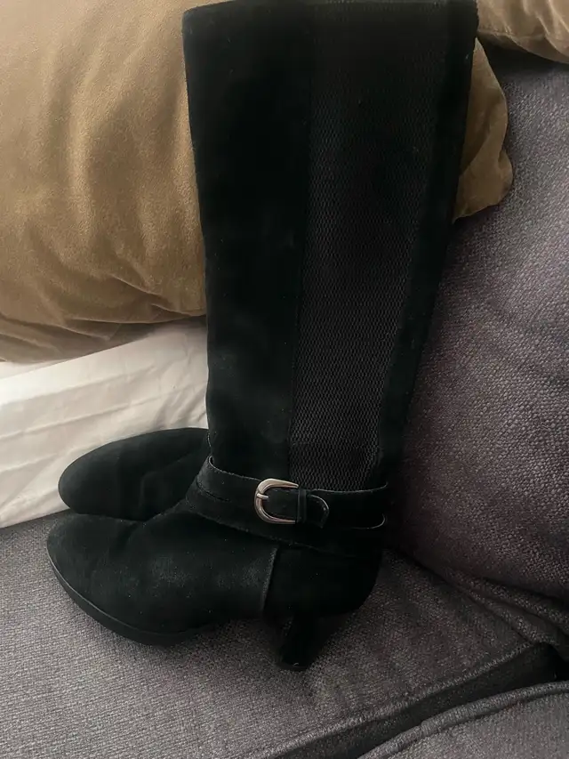 Blondo Black Suede Boots in Women's - Shoes in City of Toronto - Image 2
