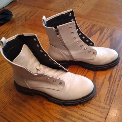 NINE WEST WHITE BOOTS SIZE 9M $5, View more