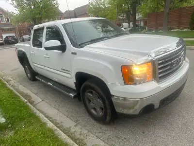 GMC sierra 1500 Z71 4x4 5.3l 2012 233000km Engin transmission strong he needs Rocker Panel & Cab Cor...