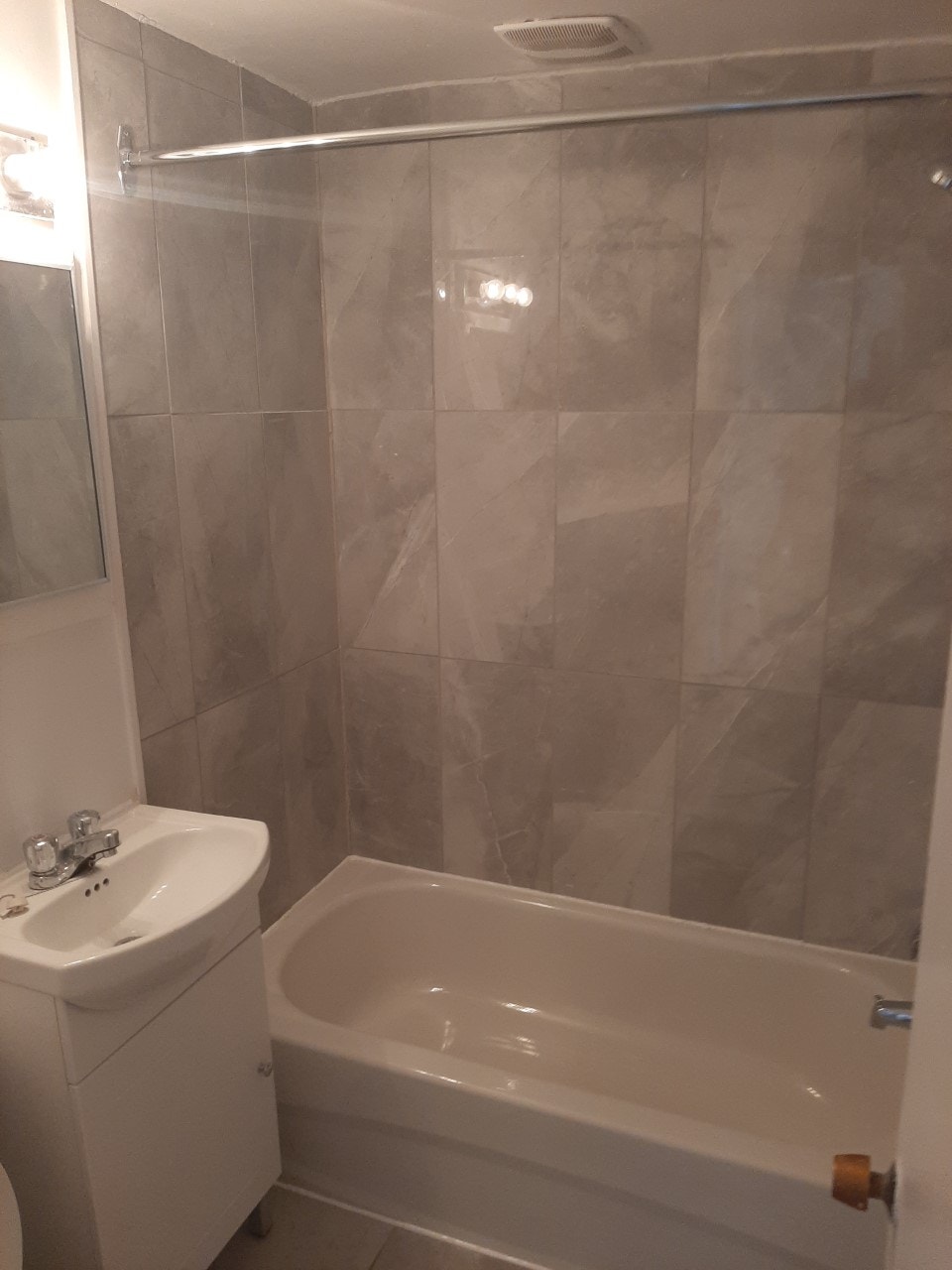 Lasalle Grand 3 ½ disponible pour maintenant ou novembre 4