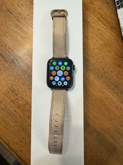 Great condition! Comes with light pink leather band. Battery health is 91%. Pick up in Orillia or Or...