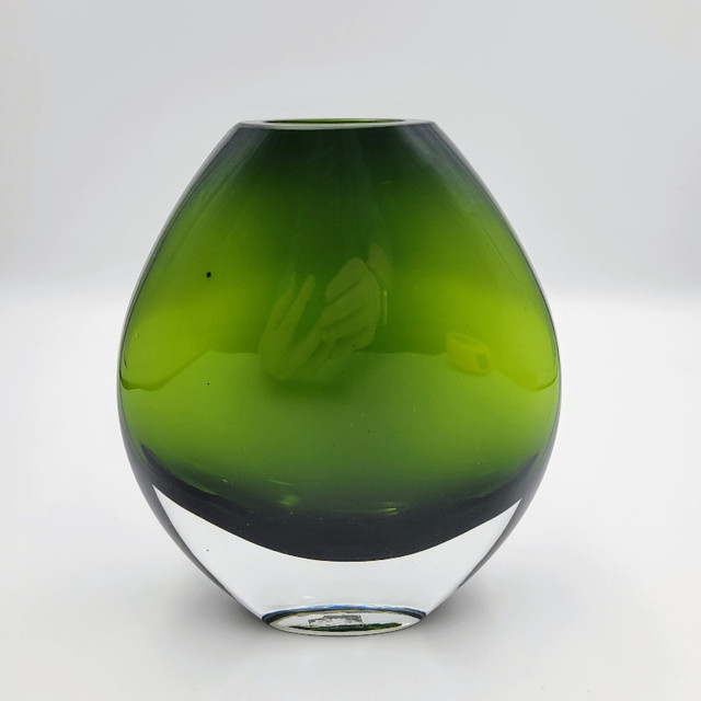 PartyLite Green Rainforest Renewal Art Glass Vase Reed Diffuser in Home Décor & Accents in Strathcona County - Image 2