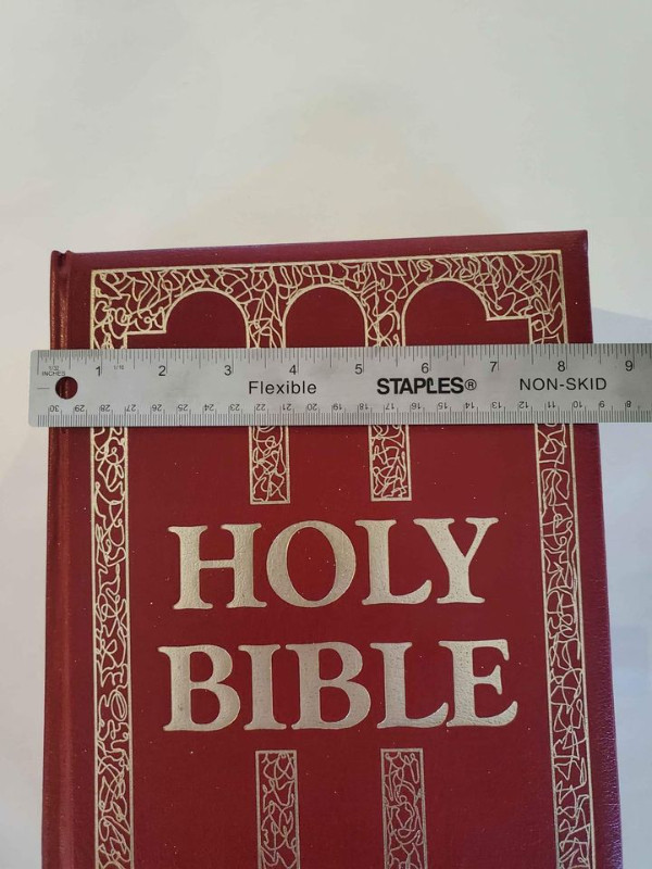 FAMILY BIBLE - VINTAGE LARGE KING JAMES VERSION "AS NEW" in Other in Kawartha Lakes - Image 2