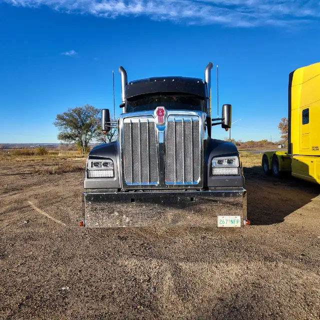 2023 Kenworth W990 — Crude/Side/End Dump/Bottles in Heavy Trucks in Saskatoon - Image 4