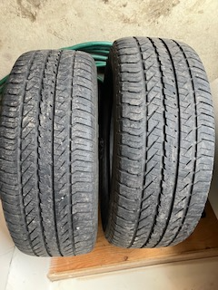 Je vends 2 pneus de marque Evertrek , grandeur 225/60/R16 98T encore en bonne condition. Je demande...