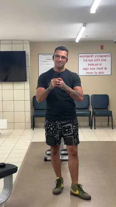 Hey ! My name is Justian, im 31 years old and currently work in the construction industry. I am sear...