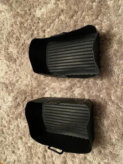 2 paniers identiques en silicone pour air fryer Ninja Mesures: 7 3/4 pces de long X 5 pces de large...