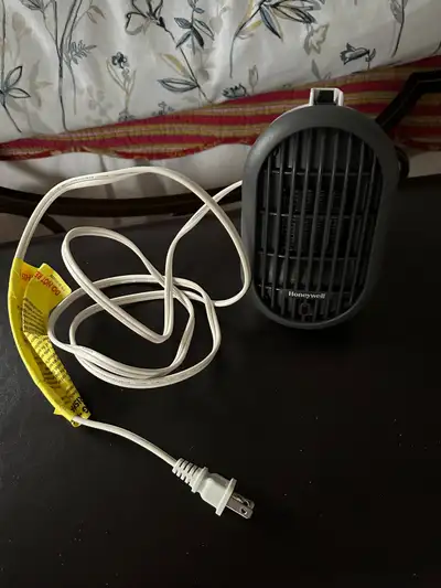 Stay cozy with this Honeywell personnel portable ceramic space heater. This unit is used but still f...