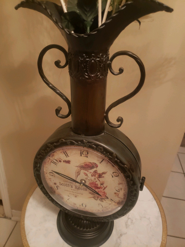 Double side metal clock decoration in great condition  in Garage Sales in Mississauga / Peel Region - Image 3
