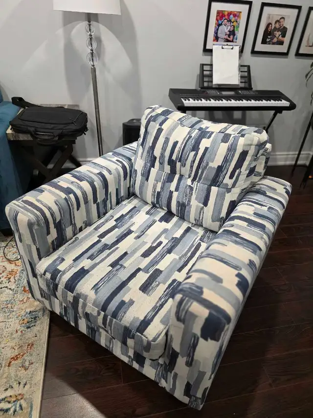 Blue and white Accent chair in Chairs & Recliners in Oakville / Halton Region - Image 3