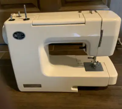 Besoin de réparer. le fil s' acumule dans la partie appelée canette Je vend car j’ai ne sais pas rép...