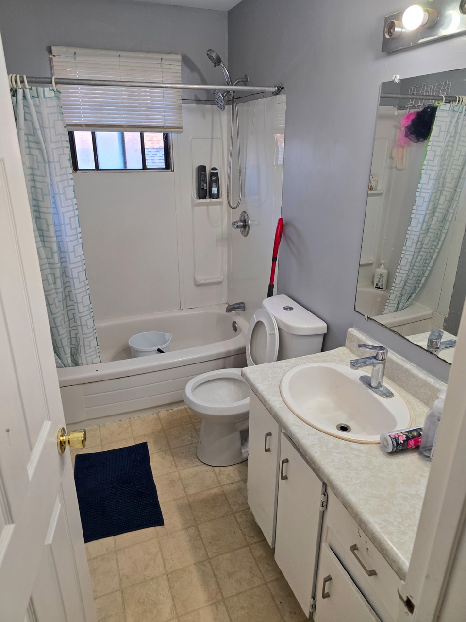 A room to rent in a 3 bedroom house 4