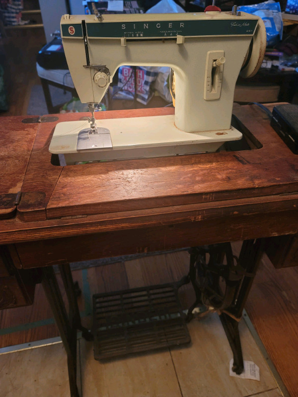 Vintage Sewing Machine Table in Hobbies & Crafts in St. Catharines - Image 2
