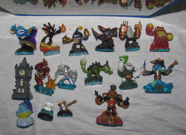 Skylanders Swap Force Set of 16 Figures, Large Storage Case in Toys & Games in Ottawa - Image 2