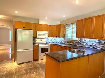 Luxurious 2 bedroom 2 bathroom upper duplex with den & garage