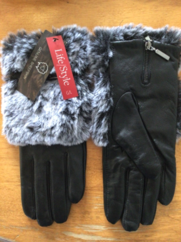 Ladies Gloves in Other in Belleville