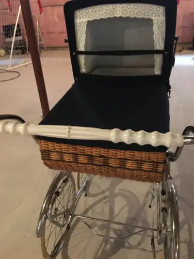 Why be ordinary.. push your little prince or princess in this beautiful unique Perego Pram with wick...