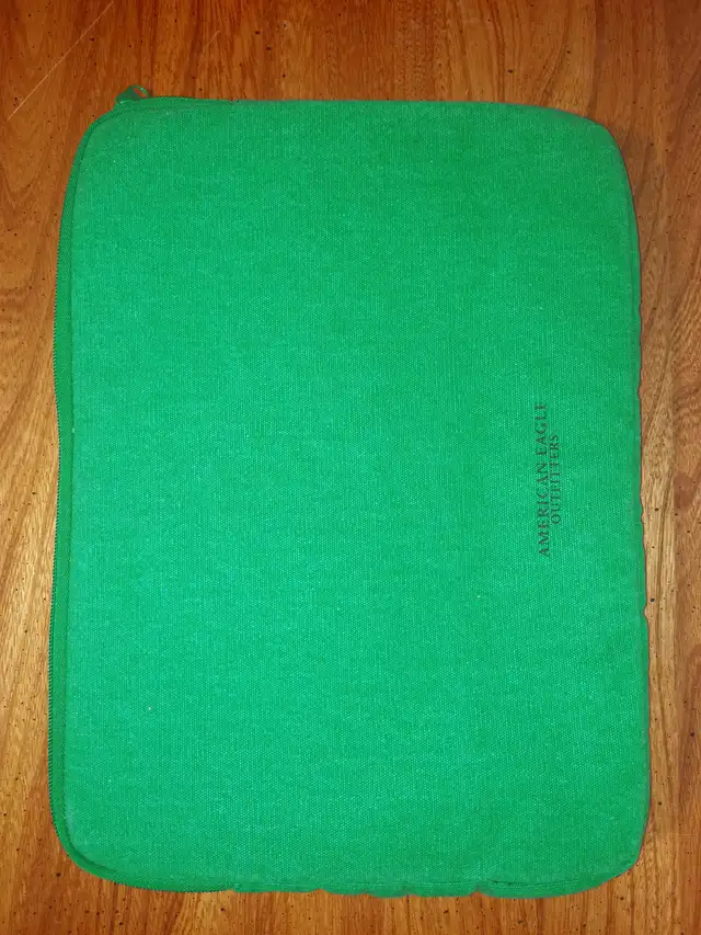 American Eagle Laptop Case (NEW) in Laptop Accessories in City of Toronto - Image 3