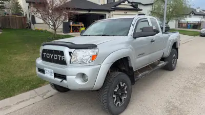 LIFTED : Reliable and well-maintained Tacoma in excellent shape with active status. Mostly drivien o...