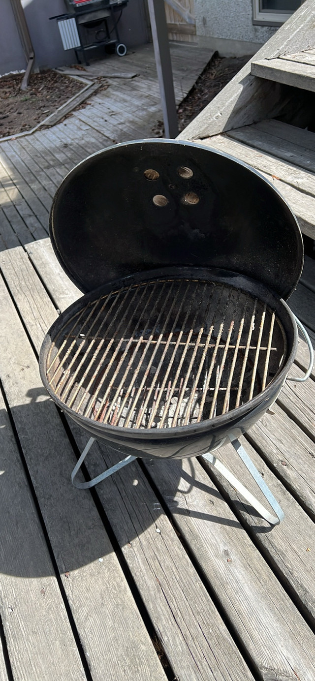 Weber Portable Charcoal Grill in BBQs & Outdoor Cooking in Calgary - Image 3