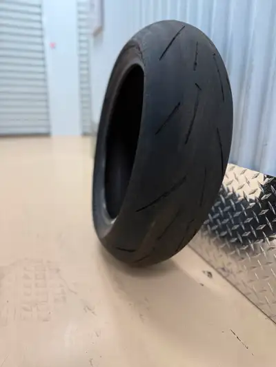 Used Motorcycle tire Dunlop Roadsmart Size 190/55 ZR17 No damage or punctures Price 50$ Located in m...