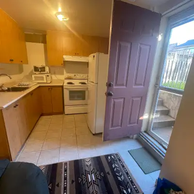 One bedroom with family room for lease, Derry and Tenth line Suitable for a single working professio...