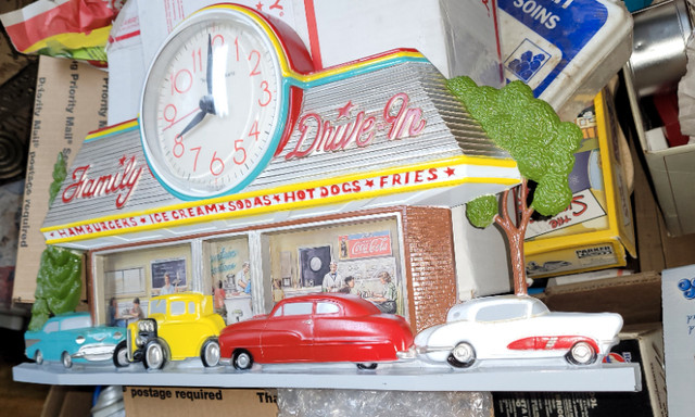 VINTAGE 3-D FAMILY DRIVE-IN SIGN CLOCK in Arts & Collectibles in St. Catharines - Image 3