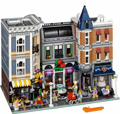 LEGO CREATOR EXPERT 10255 ASSEMBLY SQUARE, BRAND NEW NEVER OPEN, SEALED SET YEAR 2017