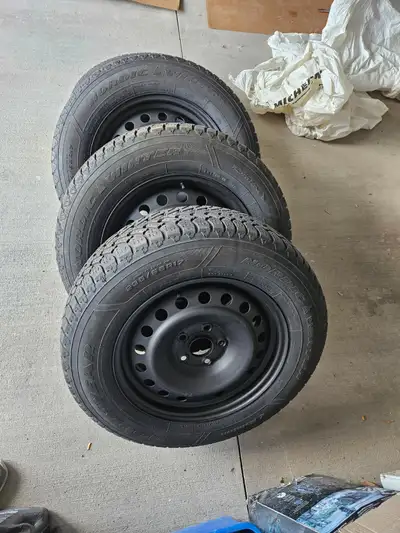 235/65/17 on Rims, previously on Honda odyssey, can be use at any vehicle with bolt pattern 5 x 120