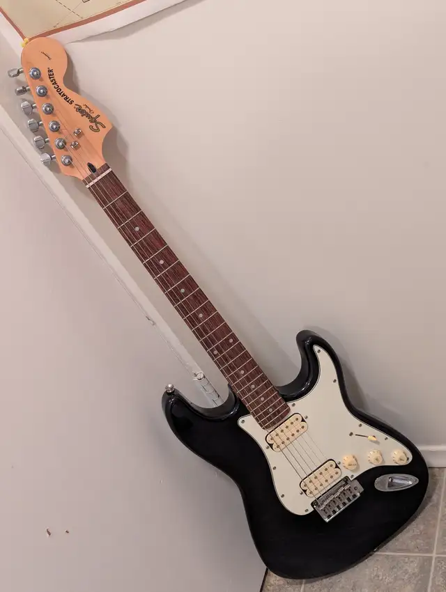 Electric Guitar Vintage 2005 Squier Stratocaster Standard Series in Guitars in Red Deer - Image 5