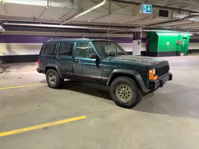 1995 jeep Cherokee xj 4.0l 4x4, 200,000km Needs lots of work but runs. Transfer case makes lots of n...