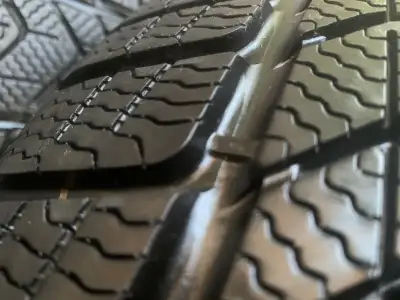 Pirelli RSC RunFlat technology. Four Pirelli Sottozero Series IlI winter tire set with deep tread. T...