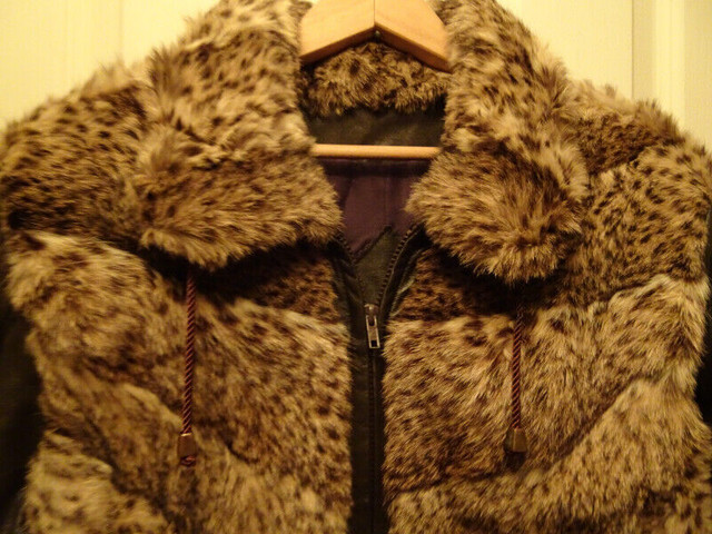 Manteau avec gants et bandeau en cuir et fourrure dans Femmes - Hauts et vêtements d'extérieur  à Longueuil/Rive Sud - Image 4