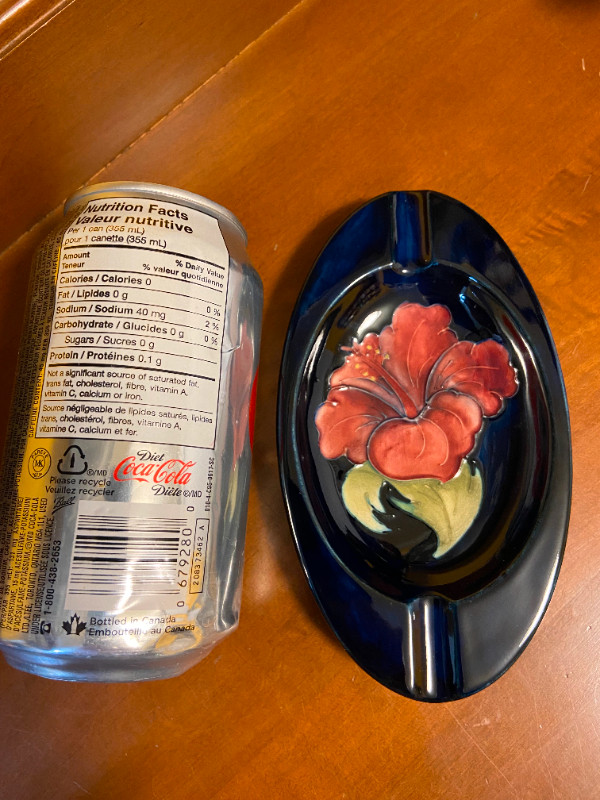 Vintage Moorcroft England Hibiscus Oval Ashtray Art Pottery Sign in Arts & Collectibles in Oshawa / Durham Region - Image 3