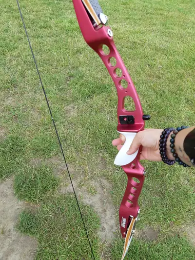 This is a 25" WNS Recurve Bow in a deep red colour with 20lbs limbs. Left handed draw. It comes with...