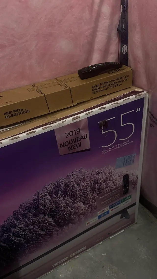 LG 4K UHD 55 inch Smart TV with wall mount and remote in TVs in Ottawa - Image 3
