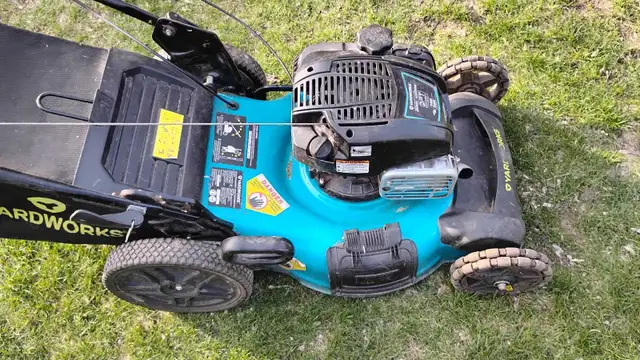 Lawnmower Yardwork self-propelled 1 pull start in Lawnmowers & Leaf Blowers in London - Image 5