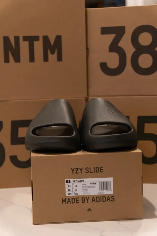 Yeezy Slide Onyx *New* in Men's Shoes in Calgary - Image 4