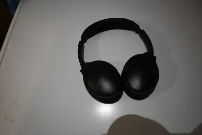 Selling my Bose QC35 Series II wireless noise-cancelling headphones. World-class active noise cancel...