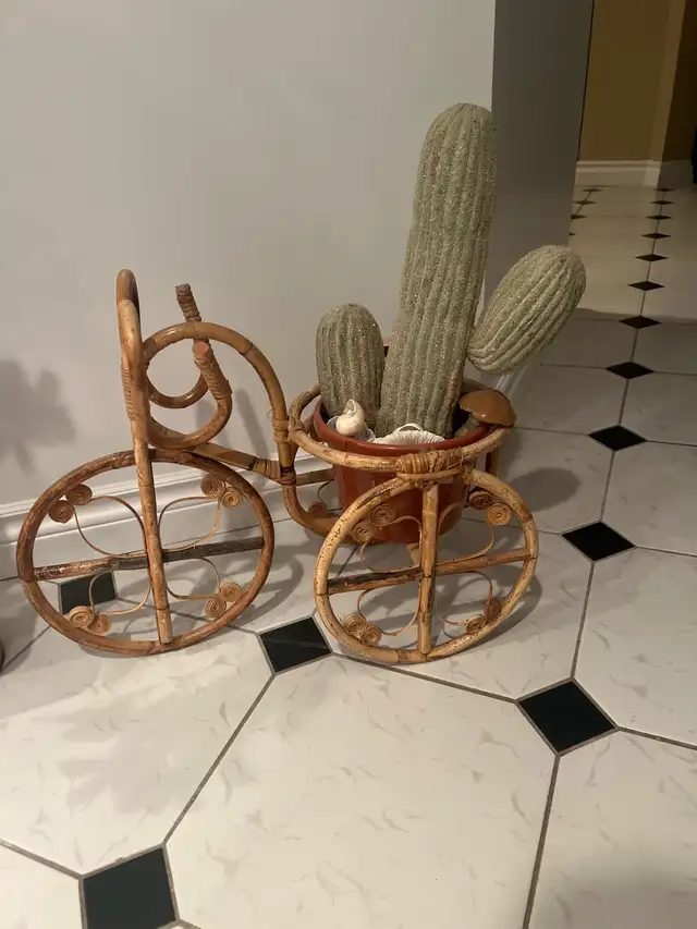 Wicker Tricycle Planter in Home Décor & Accents in Markham / York Region - Image 2