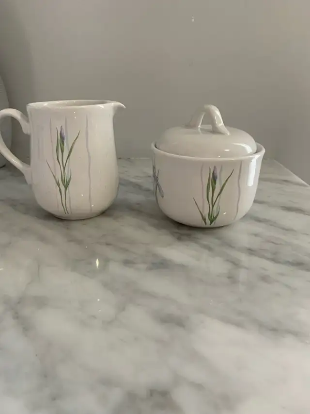 Corelle Coordinates Shadow Iris Sugar and Creamer set in Kitchen & Dining Wares in Markham / York Region - Image 2