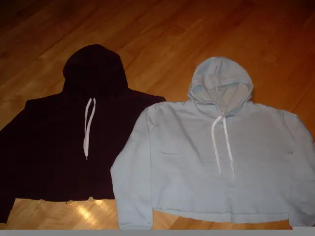 Hoodies crop top Neuf Médium 12 ans - 14 ans adolescente in Kids & Youth in Longueuil / South Shore - Image 3