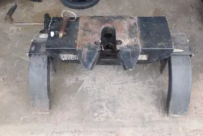 Hidden Hitch 5th wheel Hitch 18000 lbs rating Pick up in Strathmore