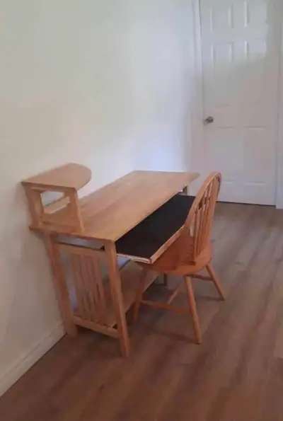 Chambre, meublée ( lit , bureau, chaise, grand espace de rangement etc…) à deux pas de l’université...
