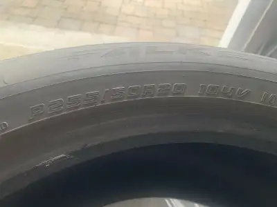 Quatre (4) pneus 4 saisons usagés. Usure 3/32 P255/50R20