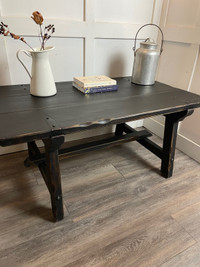 Voici une jolie table rustique en bois