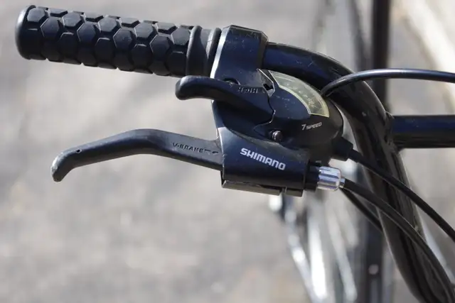 Giant Escape 3 21-Speed Hybrid Road Bike in Cruiser, Commuter & Hybrid in Oshawa / Durham Region - Image 5