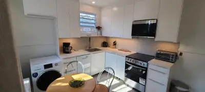 Grand 3 1/2 de 700 p.c. dans St-Sacrement, rénové, semi-meublé, 2e étage, ensoleillé. 1 cc, grand sa...