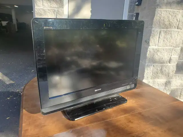 Sony 26 inch color TV model KDL-26M400 in TVs in Ottawa - Image 2